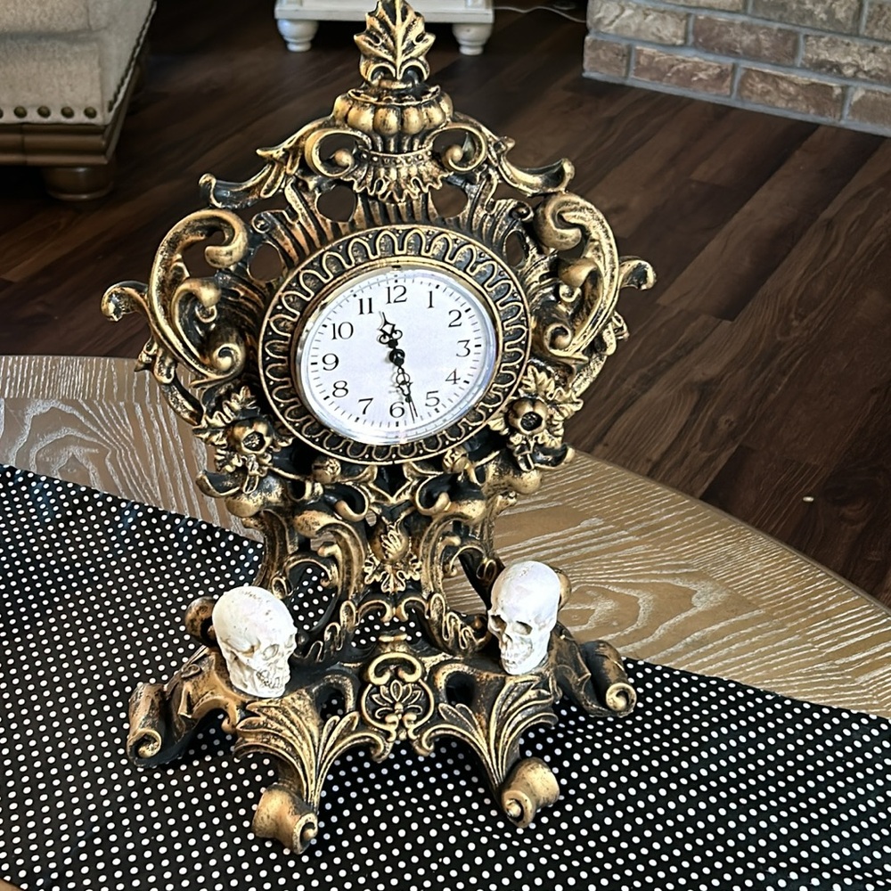 NEW! LARGE Vintage Inspired Gothic Baroque 
Ornate Skull Mantel Tabletop Clock - Picture 4 of 10